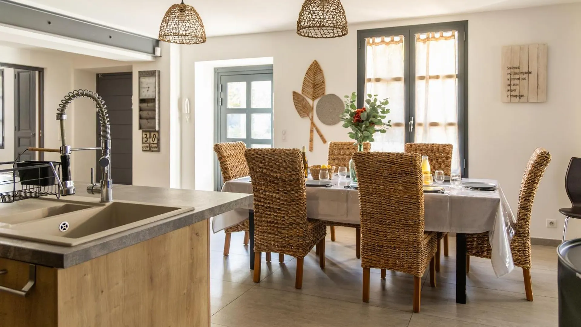 Holiday home Mas Emilie, Sejour Familial Au Calme Avec Piscine Villa Chateaurenard